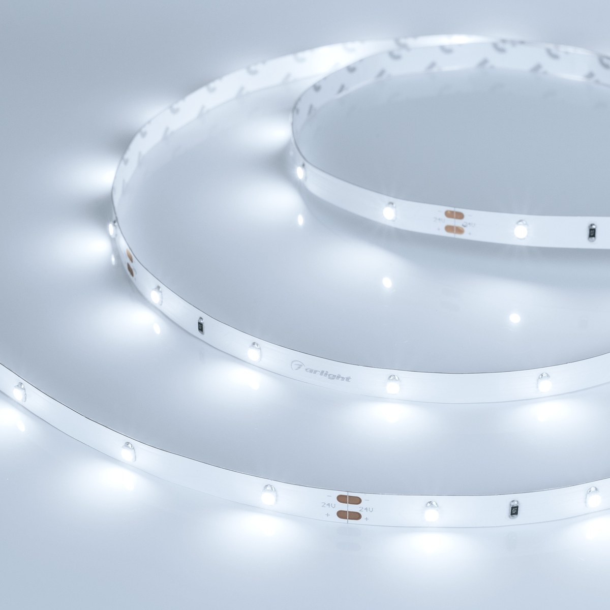Светодиодная лента RT 2-5000 24V Cool 8K 0.5x (3528, 150 LED, LUX)